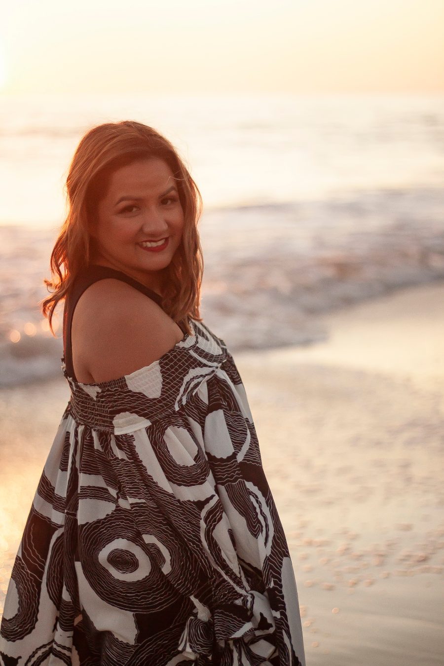 Lorena Coyle en la playa al atardecer